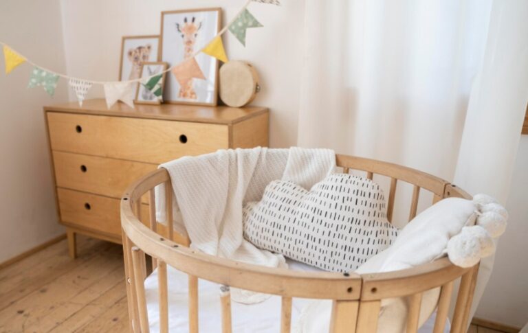 Osłona do łóżka dla dziecka — kilka powodów, dla których warto wybrać pleciony ochraniacz